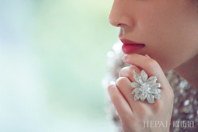 黄圣依钻石白裙优雅万千，完美侧颜相当吸睛