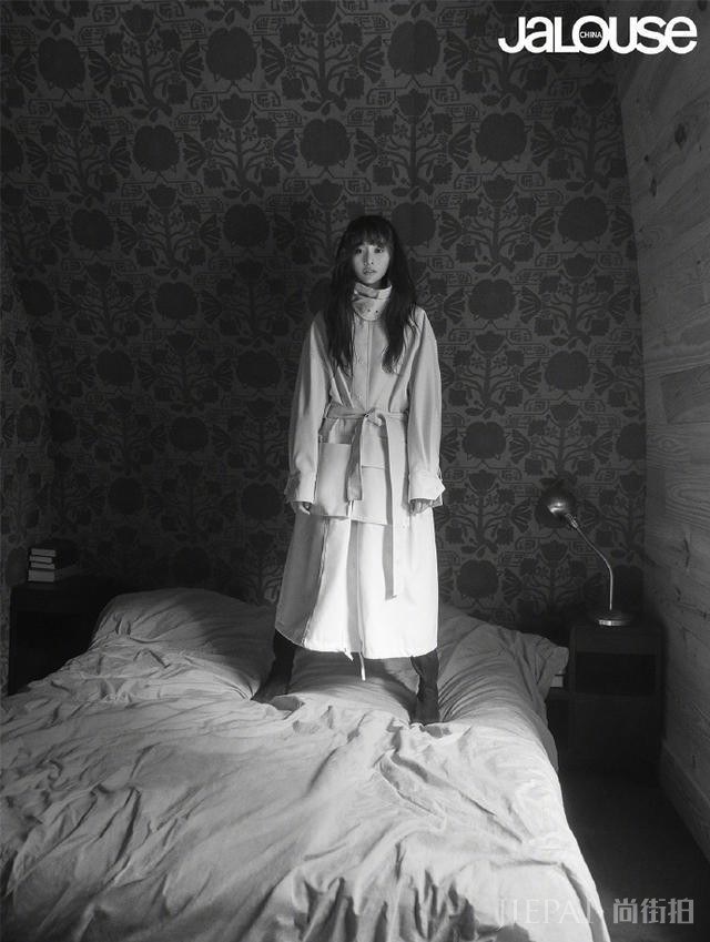 郑爽米色风衣配波浪长发成漫画女主,太不真实