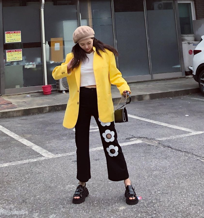 金泫雅晒黄色西装却被“花心裤”抢镜，网友跪求同款