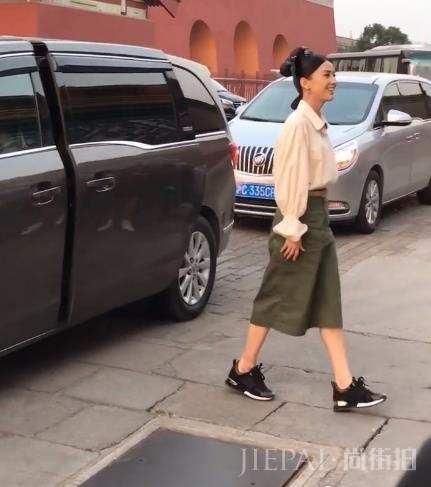 偶遇黄圣依拍戏,看到路人镜头下的身材,确定有90斤?