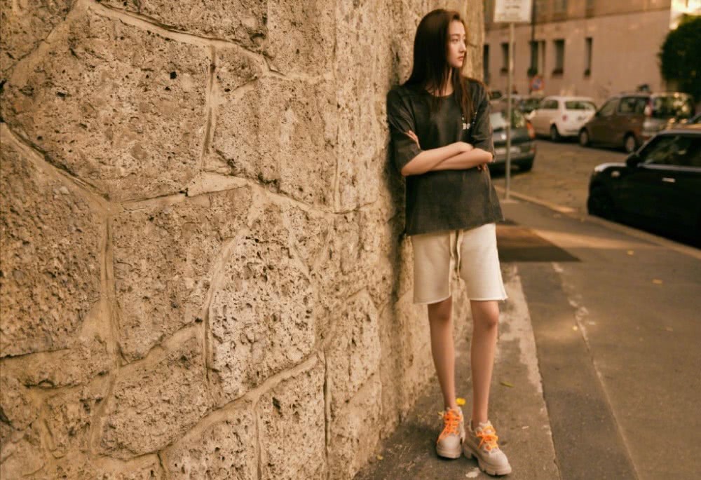 关晓彤私服短裤运动鞋穿出了大长腿,配黄色外套太时髦