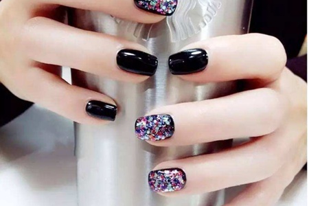 1557394366800262.jpg 美甲如何贴钻才稳固,精致装饰保持的小技巧