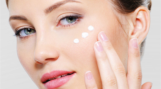 女生忙着出门不化妆可不好,教你快速画个好看淡妆