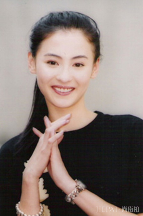 张柏芝扎马尾辫发型，看起来尽显少女感