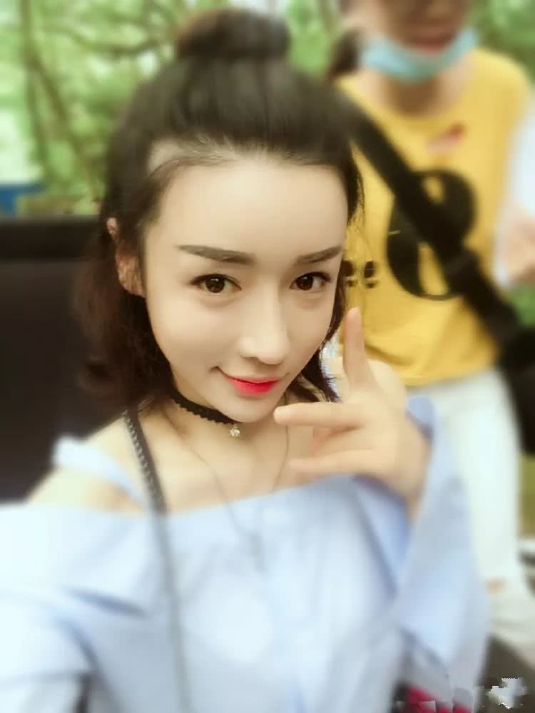 圣姑何彦霓生活照清新自然，穿搭休闲时尚