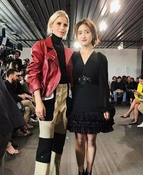 时装周女明星生图：郑爽瘦到眼睛凹陷，沈月玩突破，孟美岐成路人