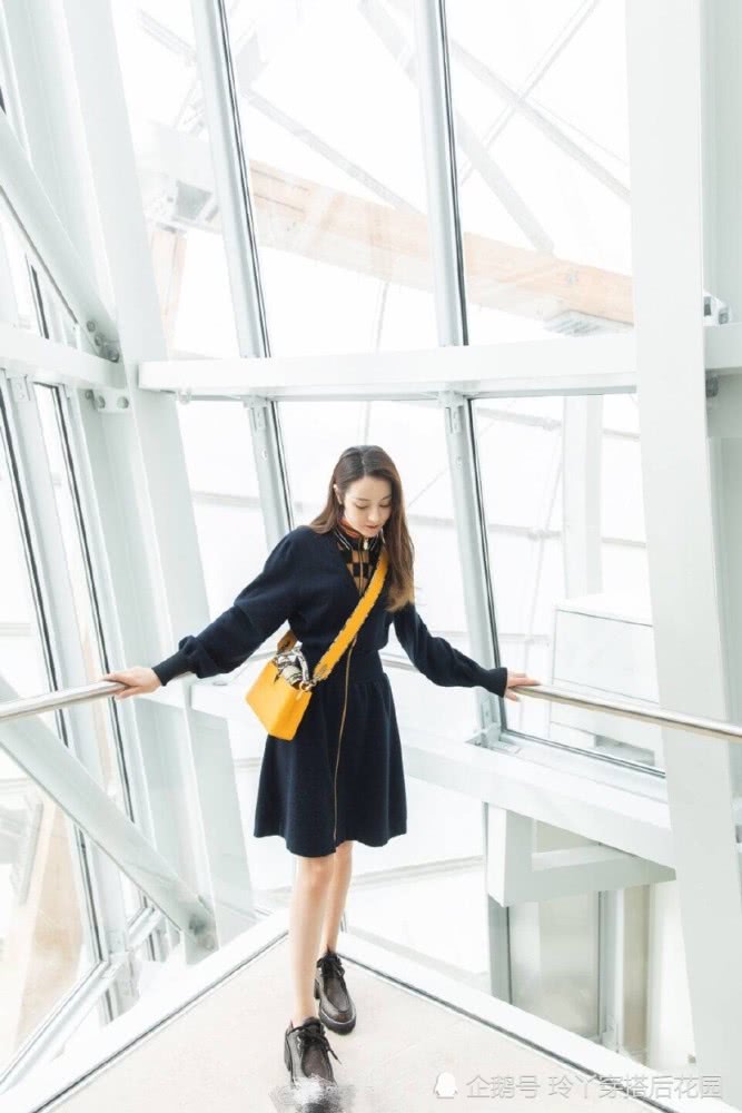 迪丽热巴穿LV现身,美的真是太不低调