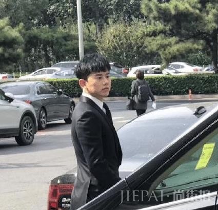 大咖出动现身北京街头，胡歌西装革履大长腿，靳东插兜宛如老干部