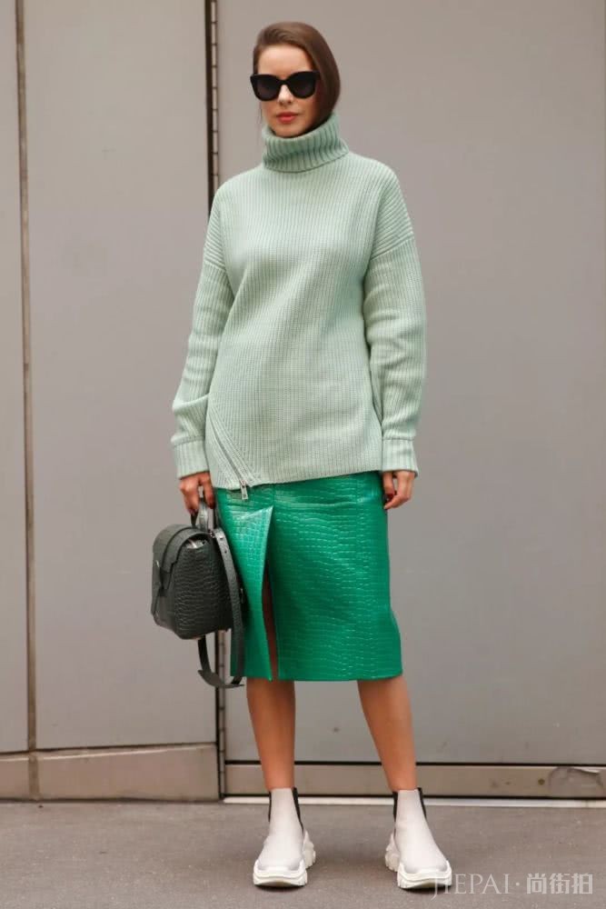 欧美美女街拍，想要周末穿好看绝对需要这件马卡龙毛衣