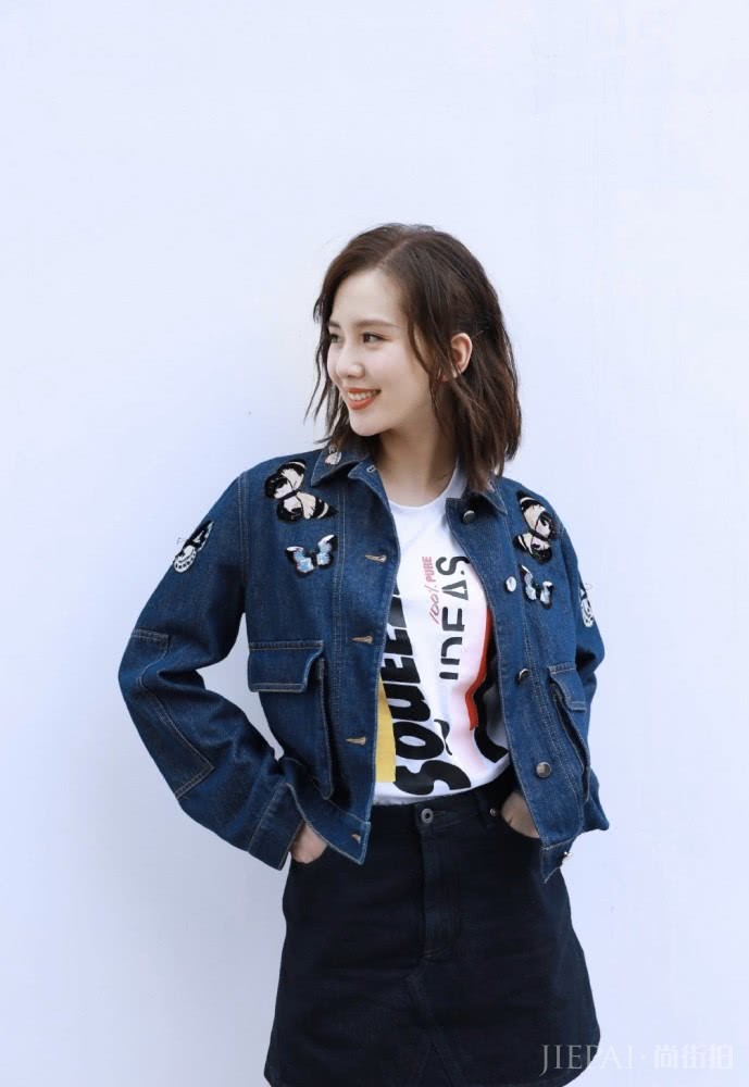 刘诗诗产后首穿短裙,配牛仔短发太少女,看完细腿我服气