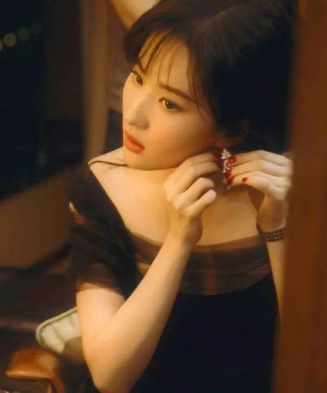 女星玩转港风妆,乔欣变化大,刘亦菲似画上美人!