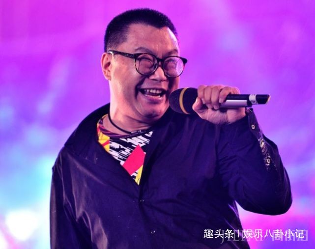 50岁歌手尹相杰近况,小20岁女友早已离去,今靠街头卖唱为生