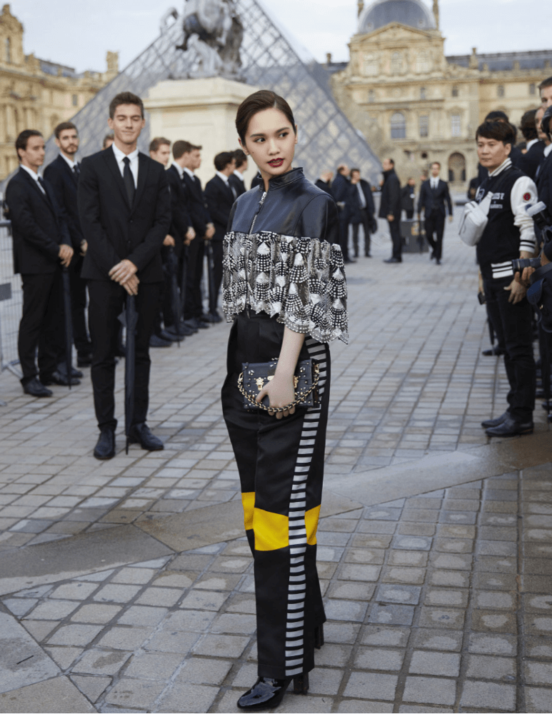 杨丞琳新造型穿皮质外套搭拼接色裤子,减龄时髦