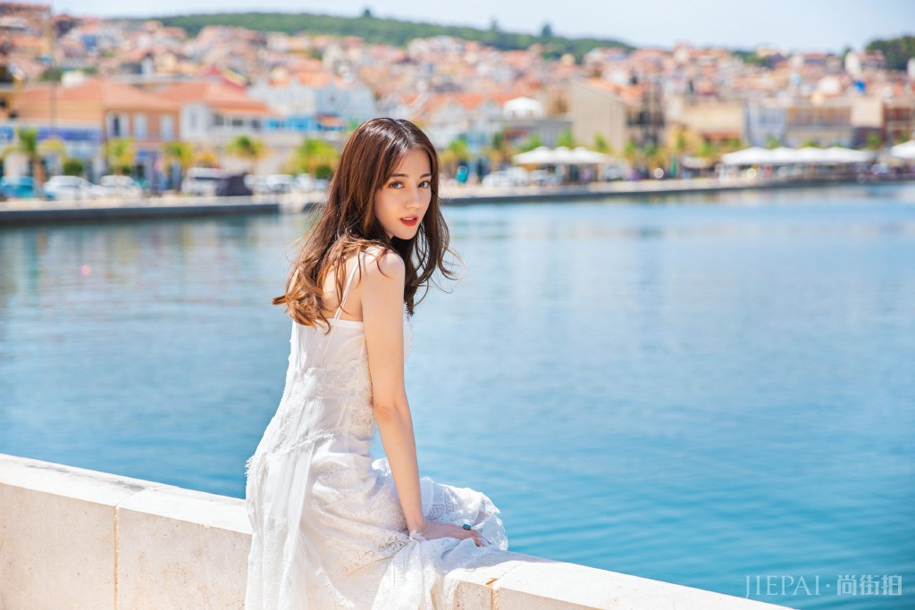 迪丽热巴灵动仙气海边写真图片