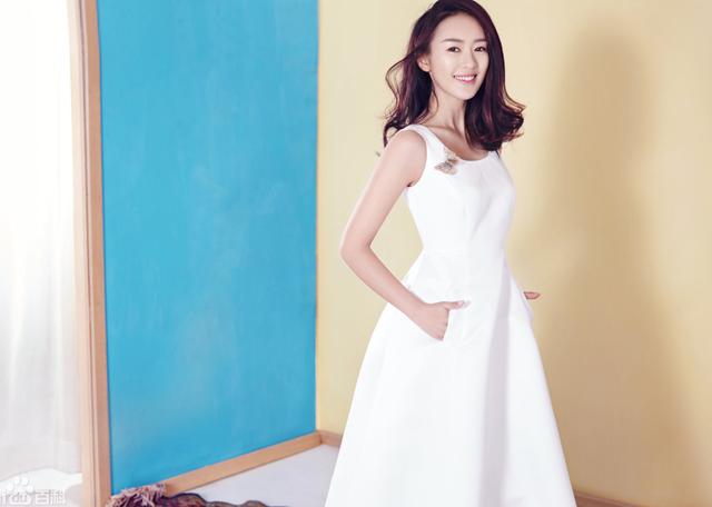 童谣与51岁老公完婚，爱情长跑超7年，终于收获幸福婚姻