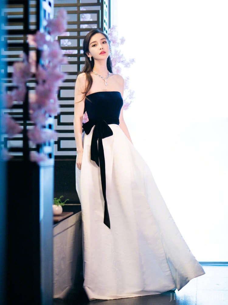 ANGELABABY颜值高还任性,挑战大背头造型意外穿成五五分?