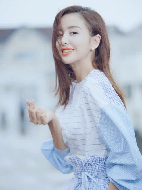 佟丽娅换新发型,空气刘海短发搭配小白裙太美