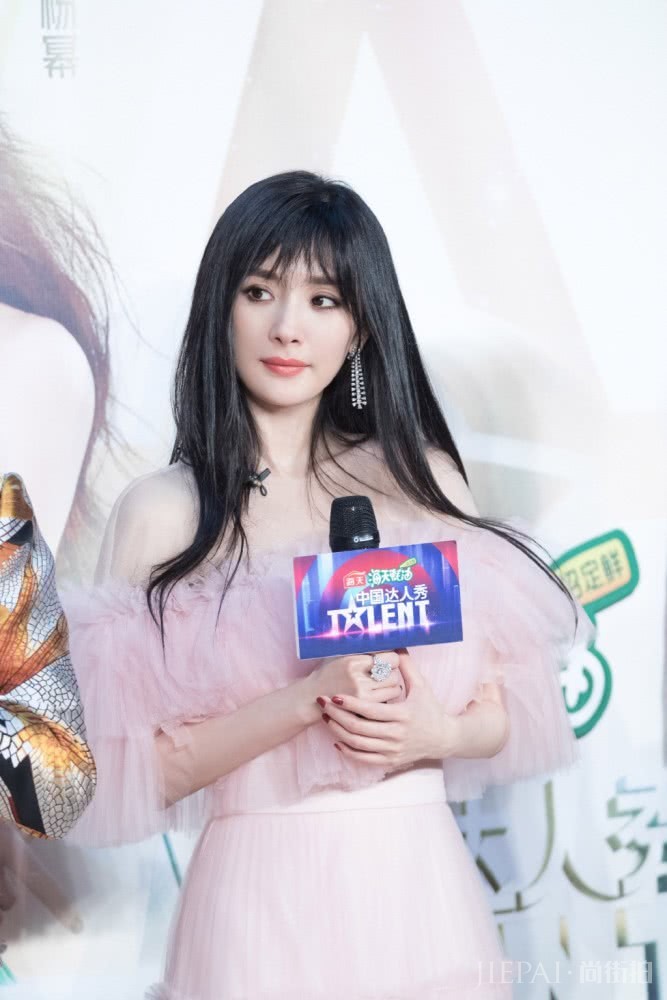 杨幂新发型配粉色轻纱裙现身活动,清纯甜美重回18岁