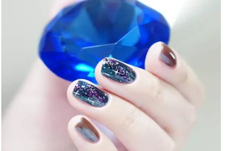 1555649643276509.jpg 蓝色星空闪光美甲教程,打造晕染的基础做法