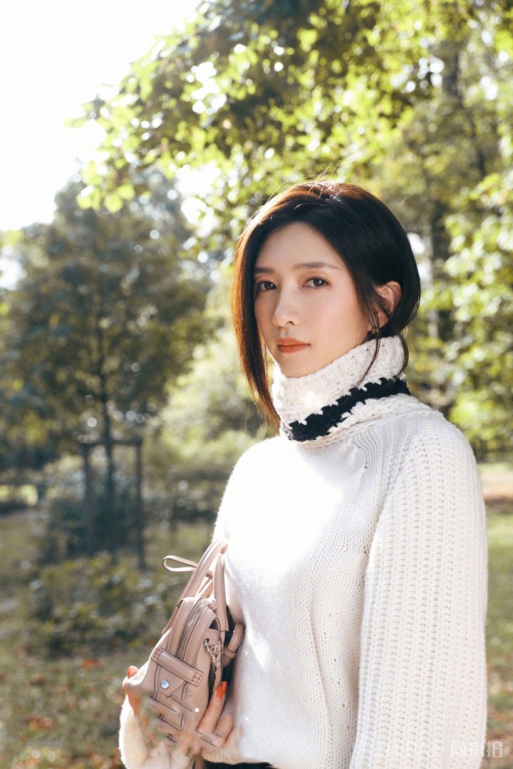 江疏影初秋街拍 白毛衣搭配皮裤随性又时髦