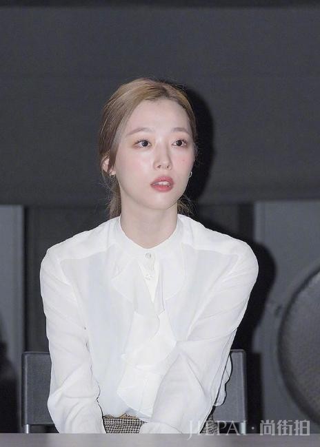 女星崔雪莉生前最后一次亮相，面对镜头笑得像朵花，让粉丝太心疼