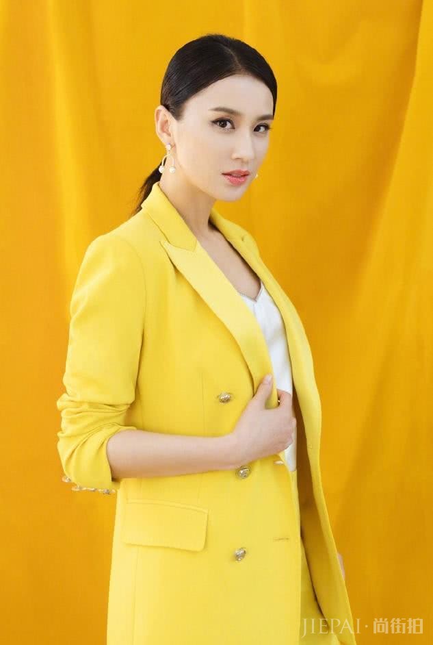 黄圣依颜值高身材好还会穿,36岁穿搭依旧像少女