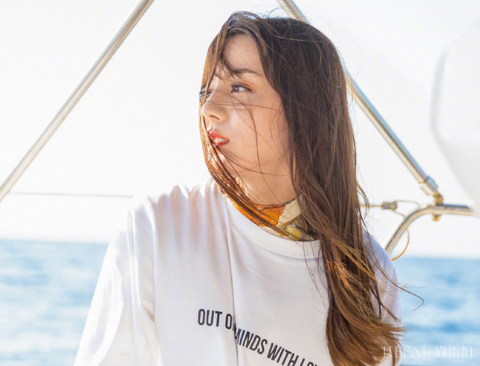 迪丽热巴坐船出海，看帅哥眼神直勾勾，大力拍手女神变女汉子！