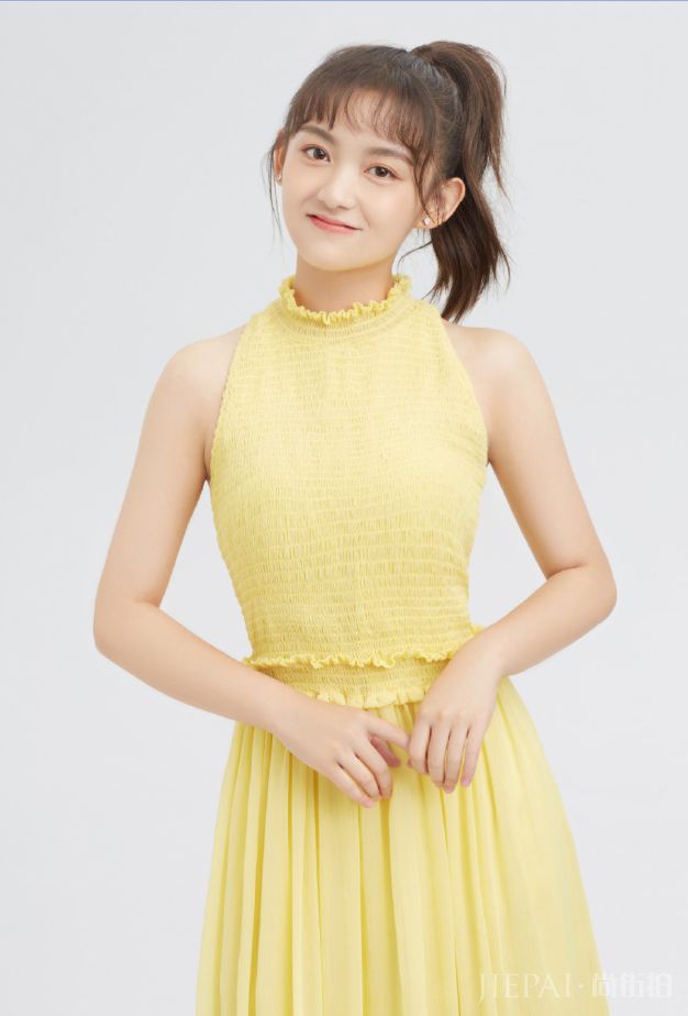 果汁女孩屠芷莹初秋写真元气十足，真是很有辨识度的漂亮美女