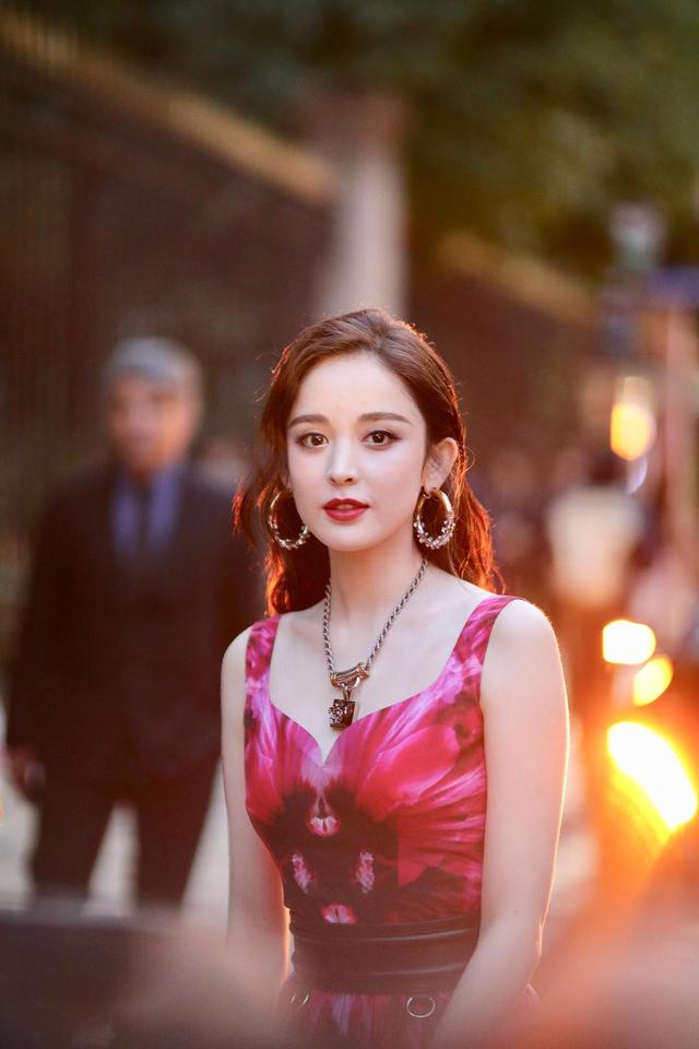 中国女星时装周外媒图：娜扎起痘痘，热巴像孕妇，她成全场最佳