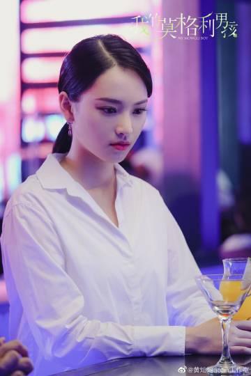 武大校花黄灿灿近照谁认得出来?求求女神安心拍写真,可别拍戏了