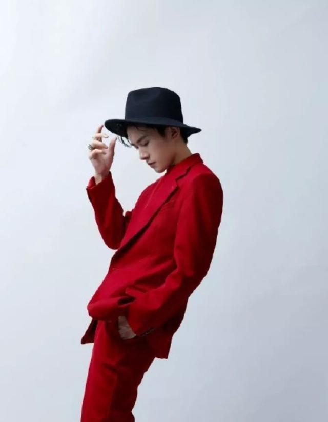 明星穿中国红谁最帅？肖战成儒雅公子，王一博炫酷，张艺兴最大胆
