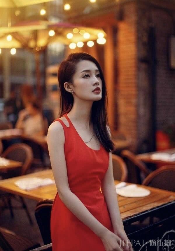 李沁穿红裙清纯似少女,踩“牙签鞋”性感妖娆