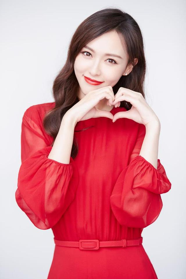 事业感情双丰收的唐嫣,身穿“果冻群”网友:太扎眼仙女下凡啊