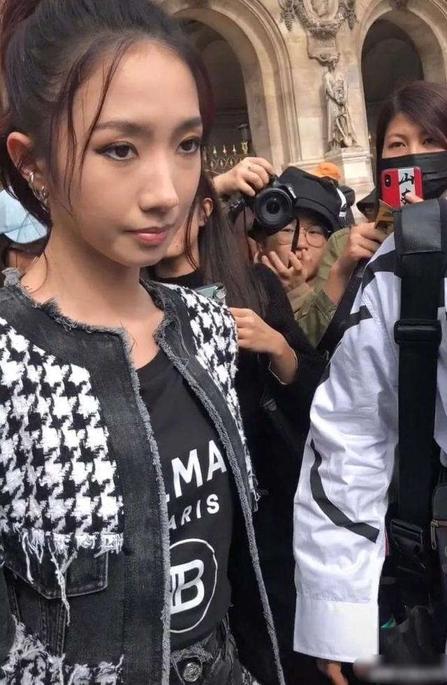 时装周女明星生图：郑爽瘦到眼睛凹陷，沈月玩突破，孟美岐成路人