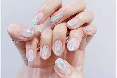 闪亮美甲黏贴小钻才好看,精致指甲图案打破夏季沉闷