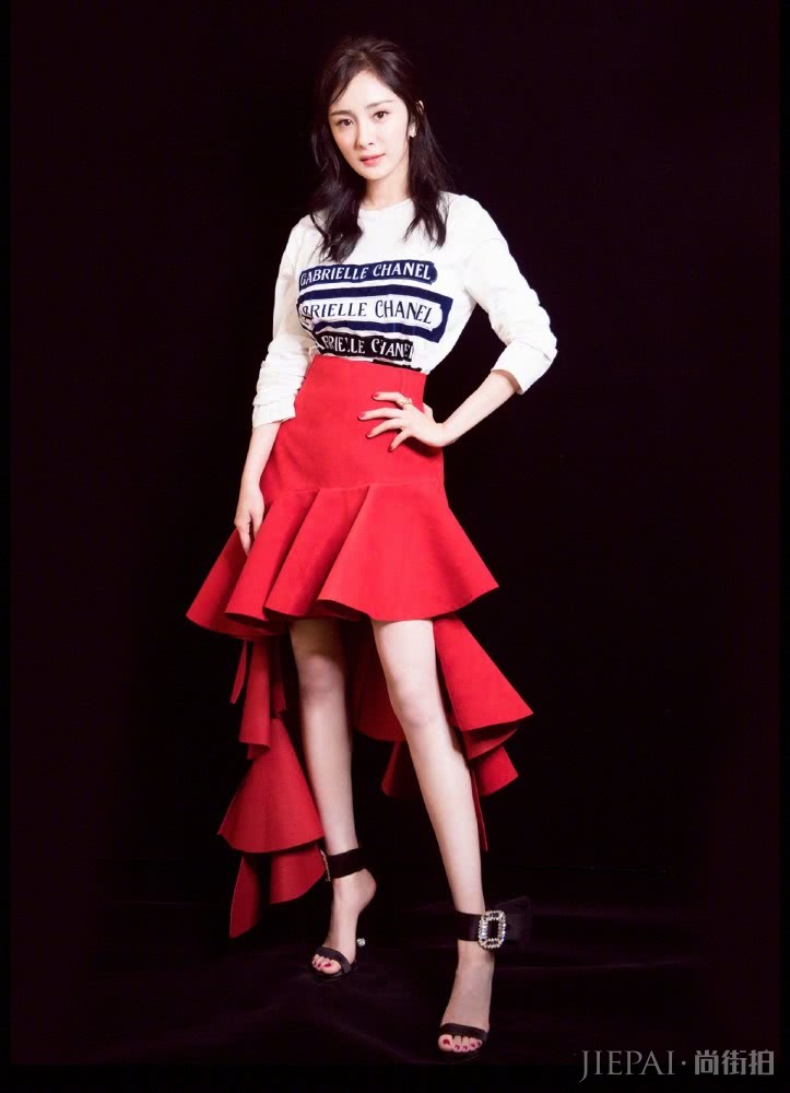 杨幂新发型配粉色轻纱裙现身活动,清纯甜美重回18岁