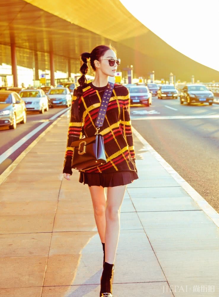 张馨予最新造型穿西装配连体裤,玩冰雪妆酷起来比男人还MAN