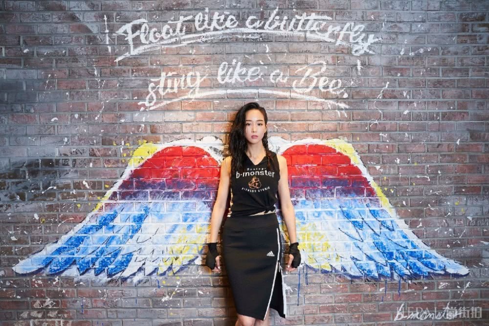 张钧甯穿露脐装配开叉半身裙,戴拳击手套帅呆了