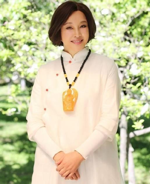 出道40年拿过5个影后，四婚嫁入豪门，如今63岁被宠成公主！