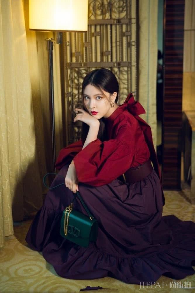 宋妍霏私服穿搭简约时尚温柔慵懒，不愧为新生代带货女王