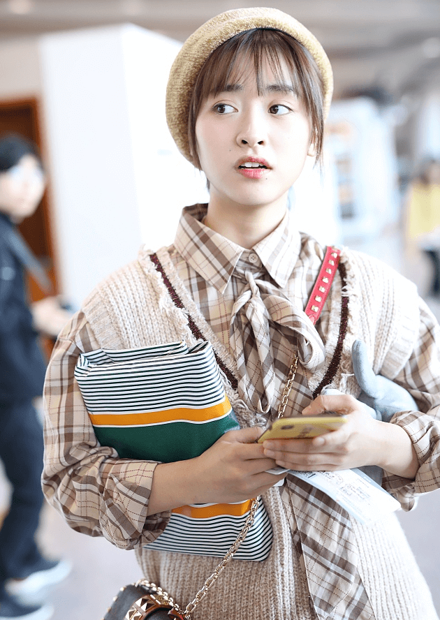 沈月示范秋日文艺穿搭,戴贝雷帽配衬衫小短腿超能穿