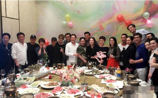 为啥女星都想嫁入豪门,看郭碧婷跟向佐在一起后合照变化就知道了