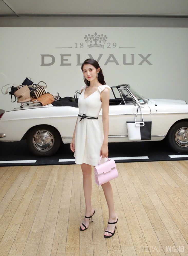 陈钰琪红色格子连衣裙配1万2的鞋,太霸气