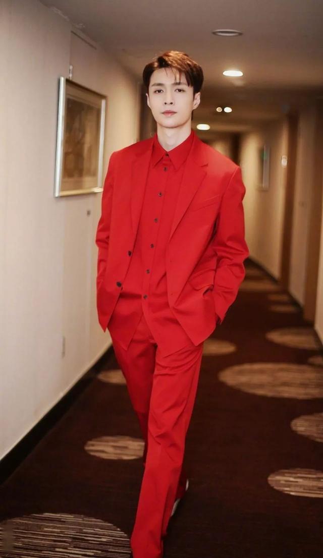 明星穿中国红谁最帅？肖战成儒雅公子，王一博炫酷，张艺兴最大胆