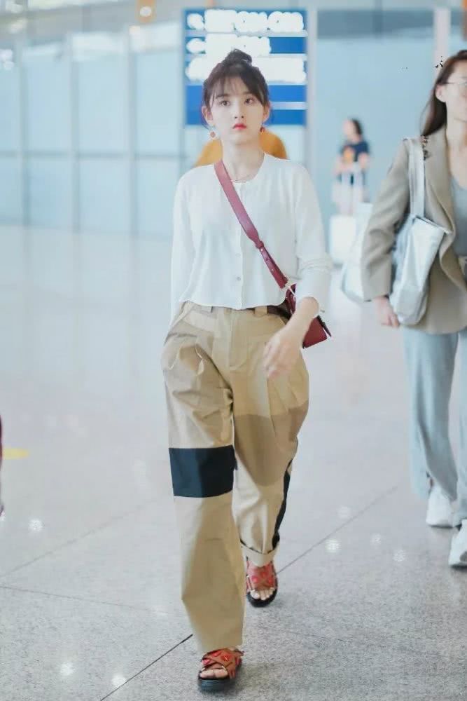 郑爽颜值变化有点大?江疏影的西装“借给”了这么多人