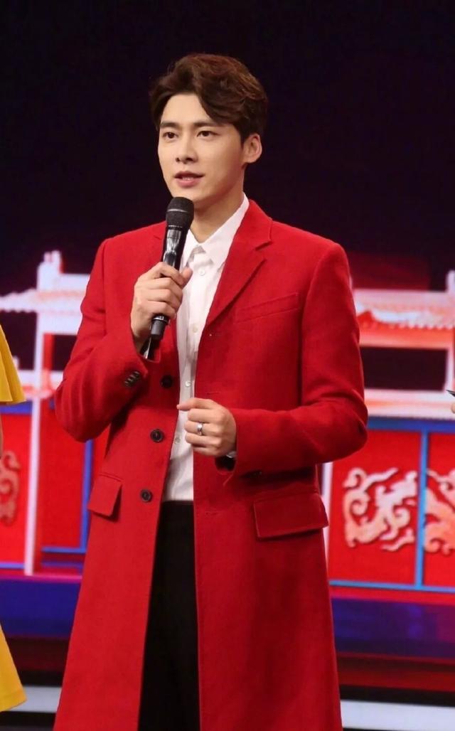 明星穿中国红谁最帅？肖战成儒雅公子，王一博炫酷，张艺兴最大胆