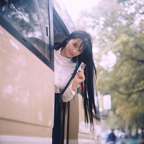 武大校花黄灿灿近照谁认得出来?求求女神安心拍写真,可别拍戏了