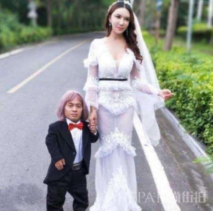 演潘金莲一炮而红，后交往1米侏儒男，如今又搞定2米高“巨男”
