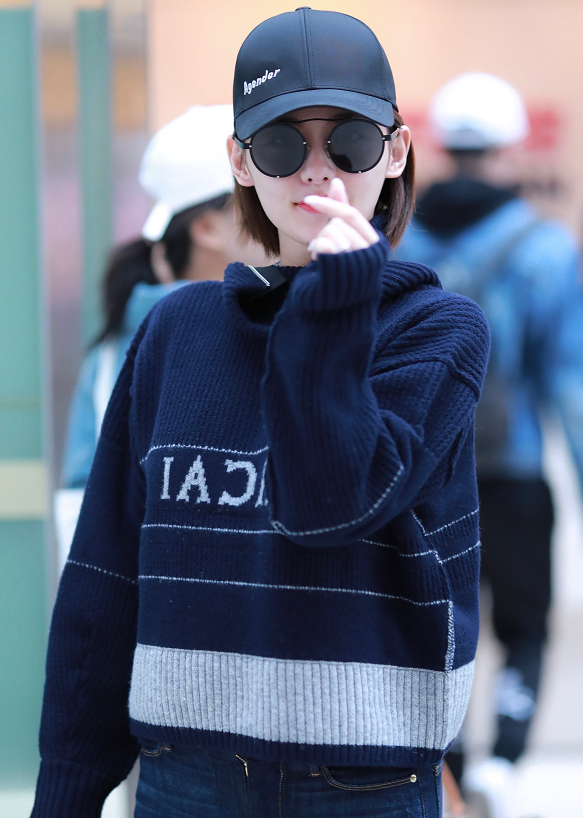 张嘉倪最新机场街拍，辣妈范这裤子太显腿长了