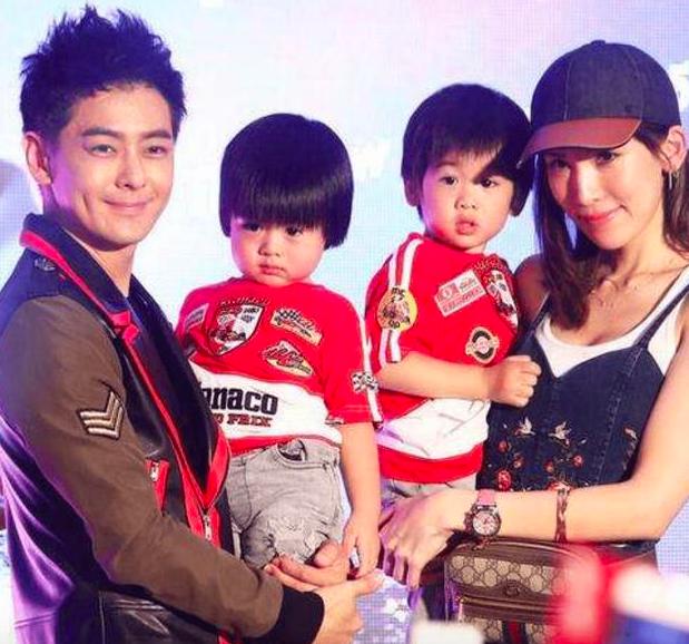 林志颖开车带儿子出门,kimi低头喝奶茶,没有配合爸爸玩自拍